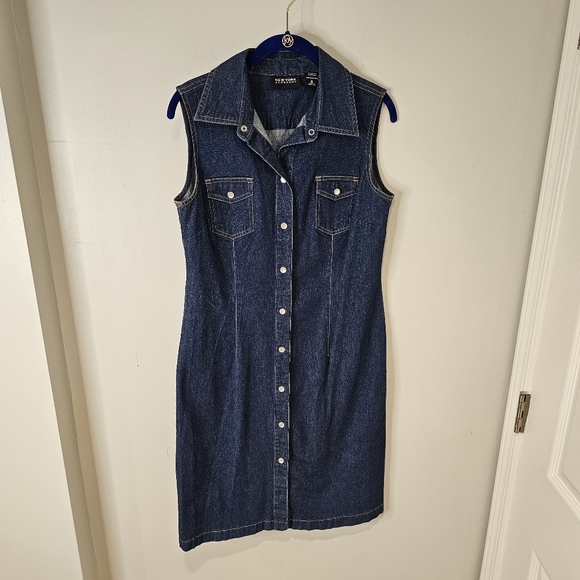 New York & Company Dresses & Skirts - Women's New York Company sleeveless snap front jean dress in a size 8